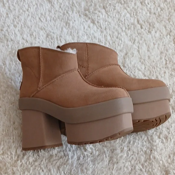 NWOT UGG platform Boots - Picture 5 of 5
